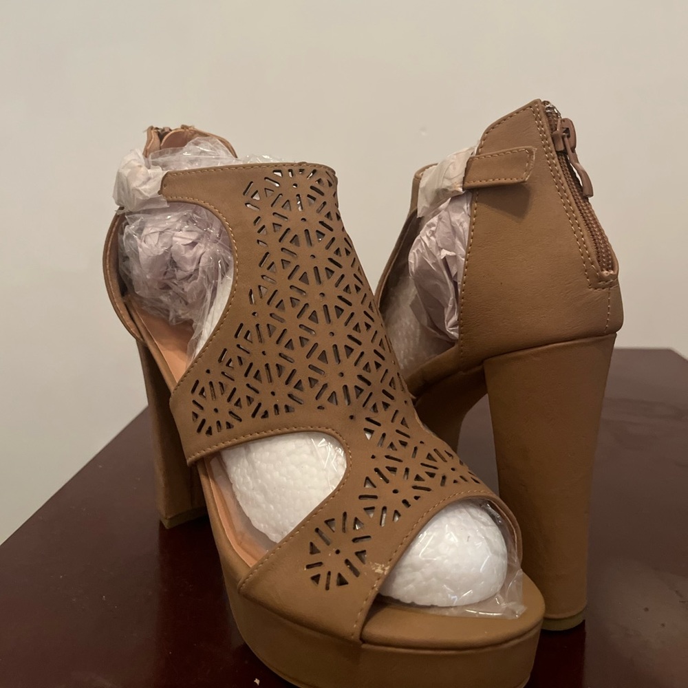 Tanned heels w patterned cut